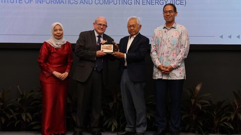 Prof Dato Halimah Zaman of UNITEN, Prof Chris Howe, Tan Sri Leo Moggie, and Prof Khairul Salleh Mohammed Sahari, the Vice Chancellor of UNITEN.