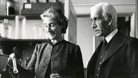 Barbara and Frederick Hopkins in the laboratory, c1941