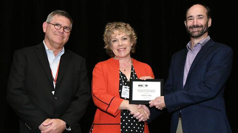 Kathryn Lilley being presented with the HUPO Award for Distinguished Achievement in Proteomic Sciences.